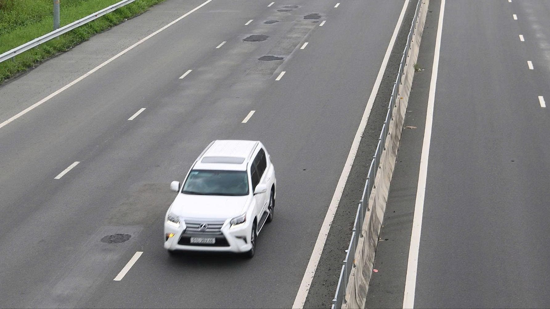 Tại Km234 trên đường cao tốc Vĩnh Hảo – Phan Thiết, khoảng 10 vị trí được dặm vá chi chít trên mặt đường 