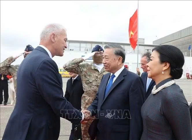 党中央总书记、国家主席苏林及夫人吴芳璃抵达布鲁塞尔，开始对欧盟和比利时进行正式访问。图越通社