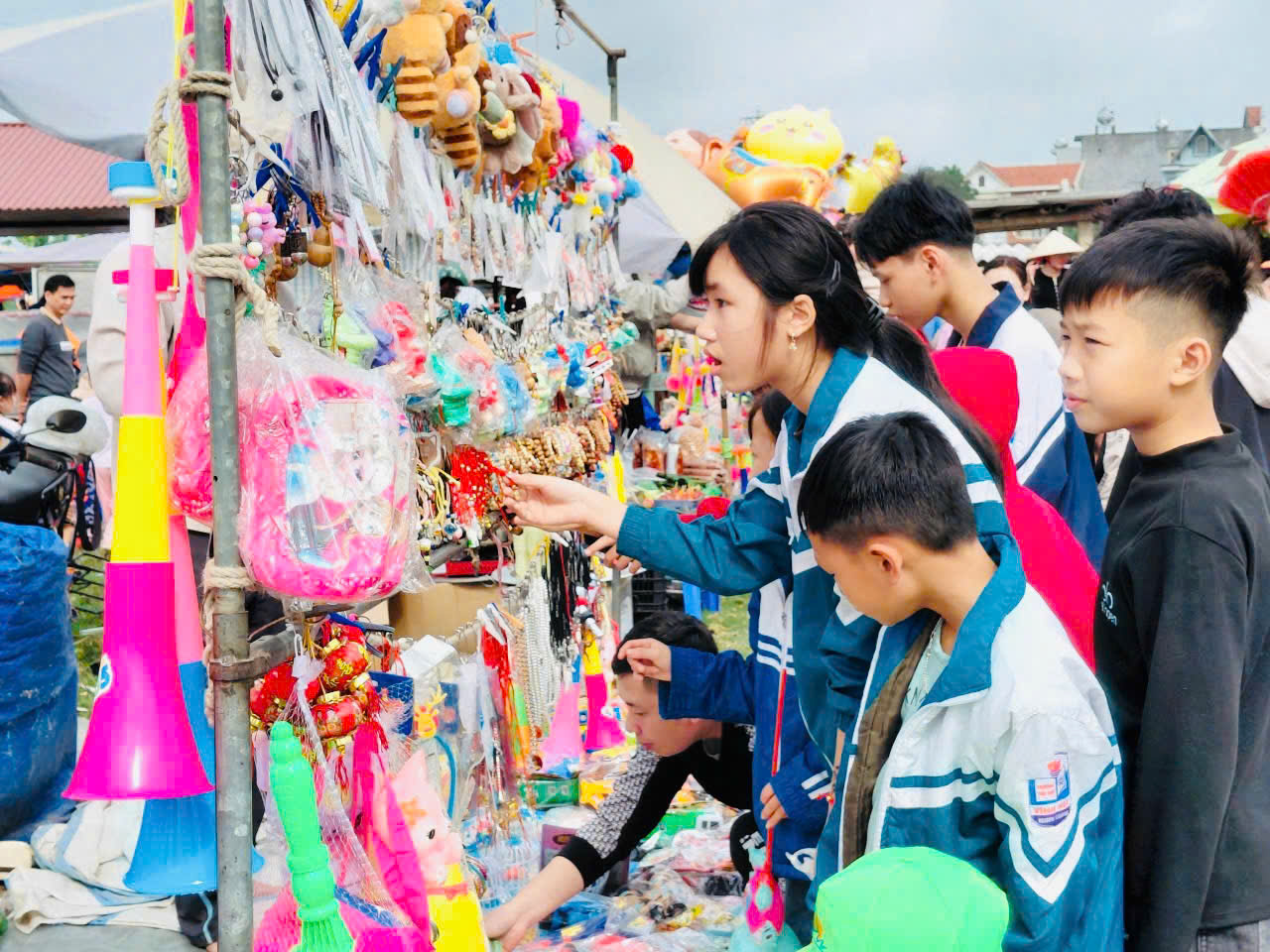 Du xuân khám phá chợ phiên trăm năm tuổi