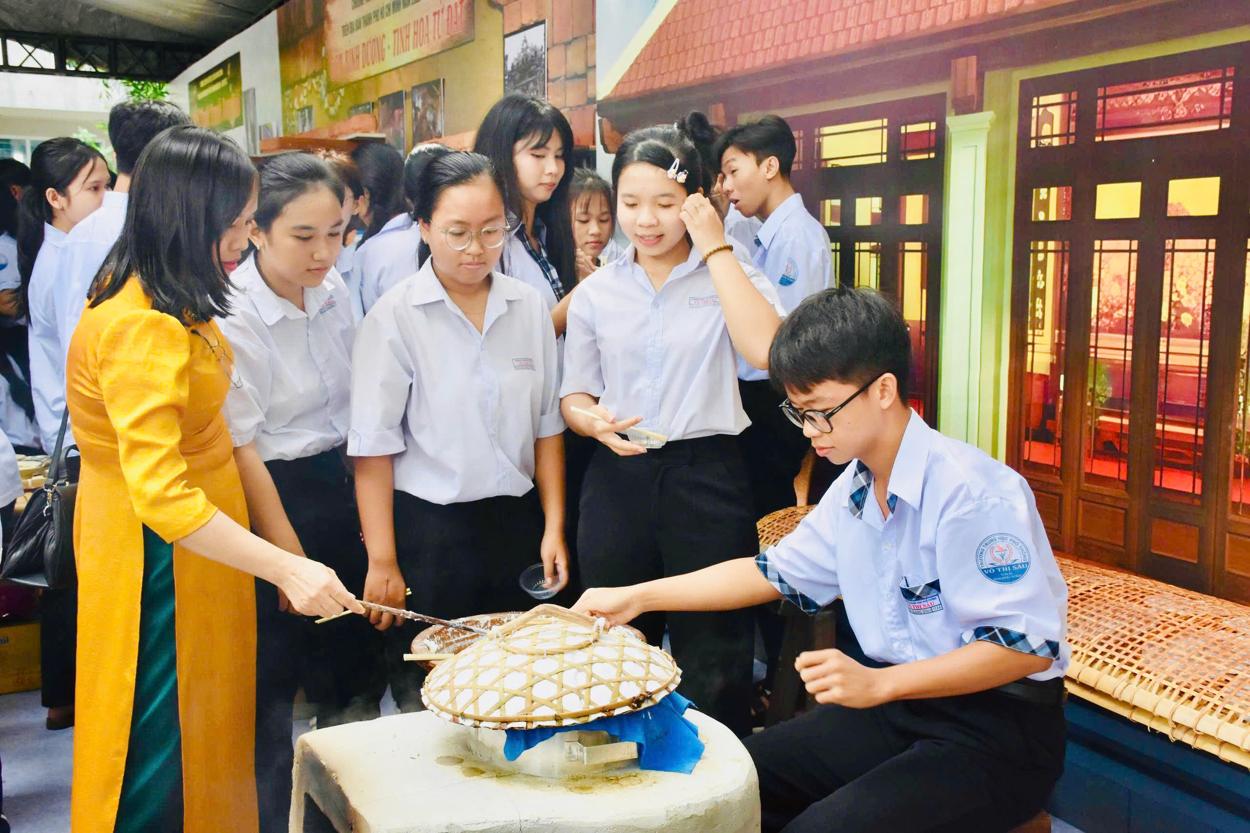 Học sinh Trường THPT Võ Thị Sáu trải nghiệm làm bánh tráng.