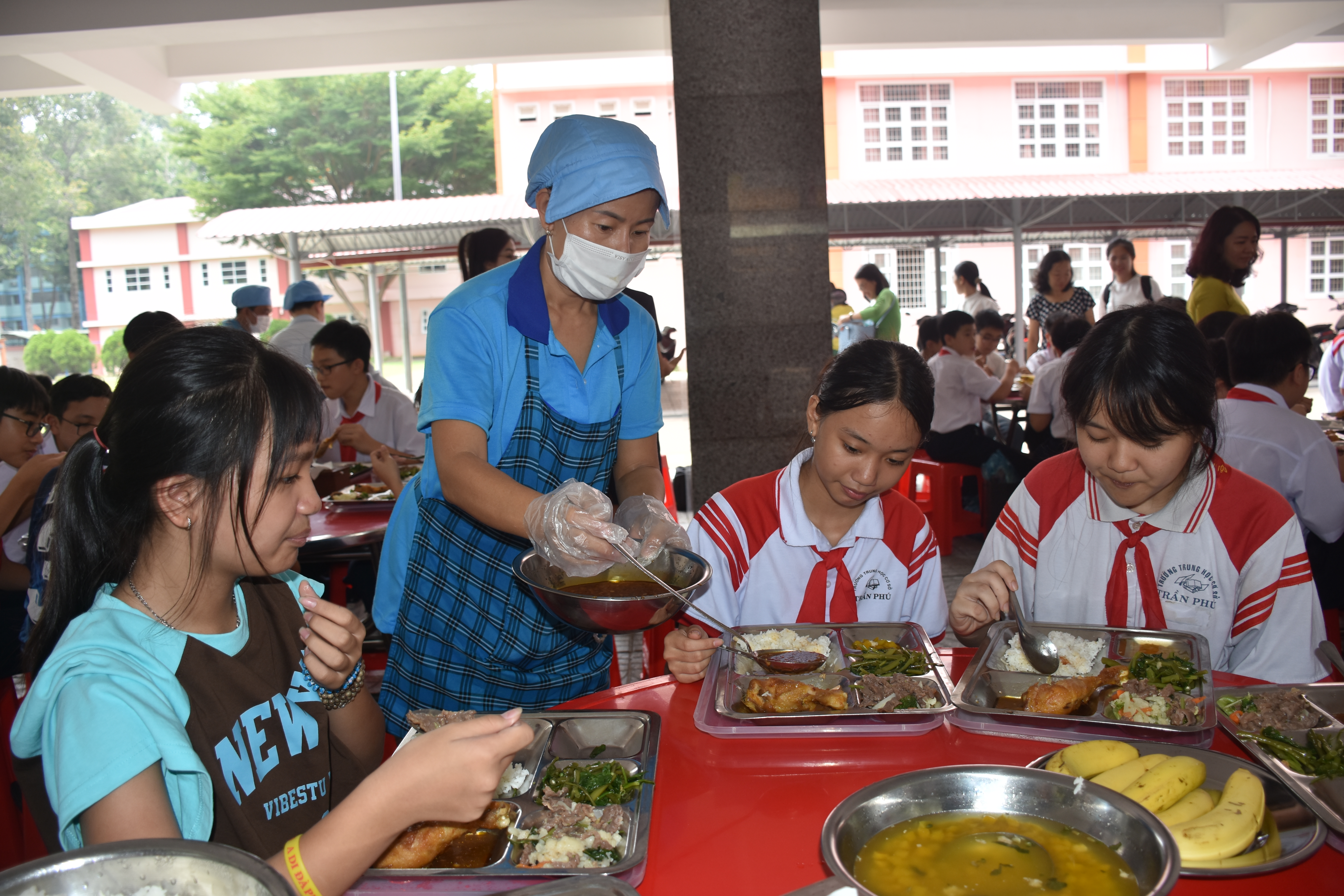 Bữa ăn bán trú đầu tiên của học sinh THCS công lập khu vực Bà Rịa - Vũng Tau (trước đây).