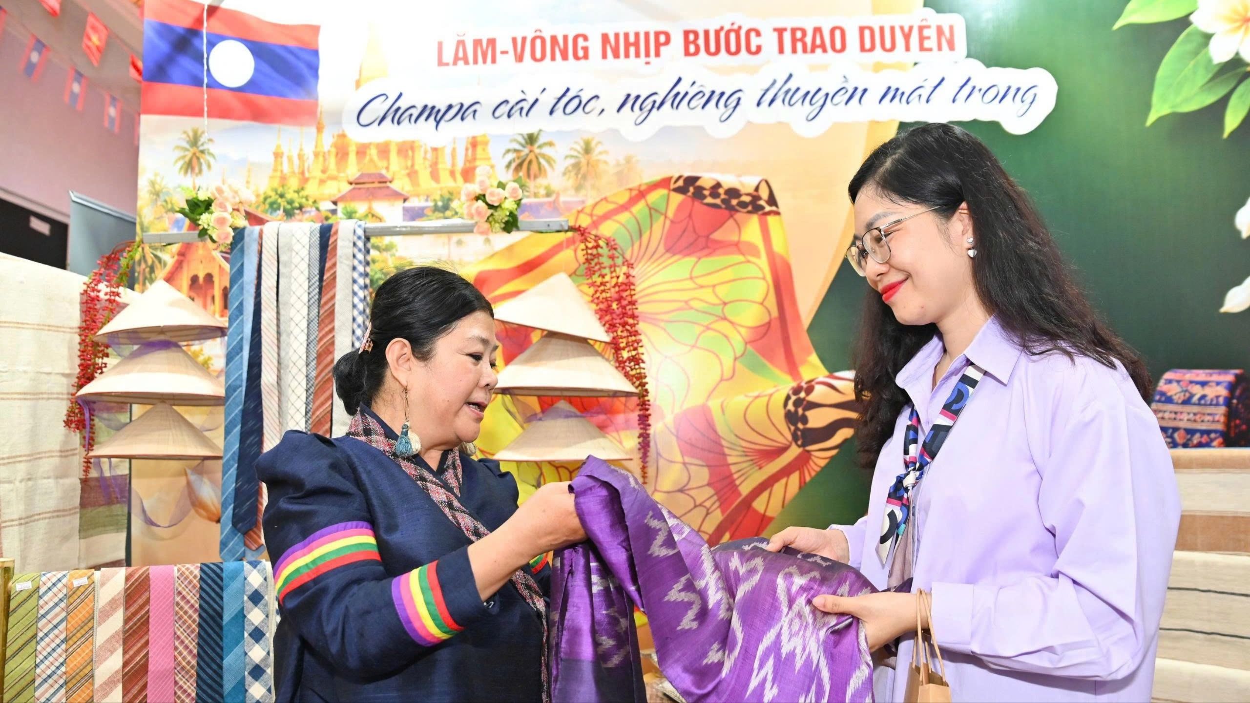 Tuần lễ sản phẩm Việt - Lào: Giới thiệu hơn 100 sản phẩm của 2 nước