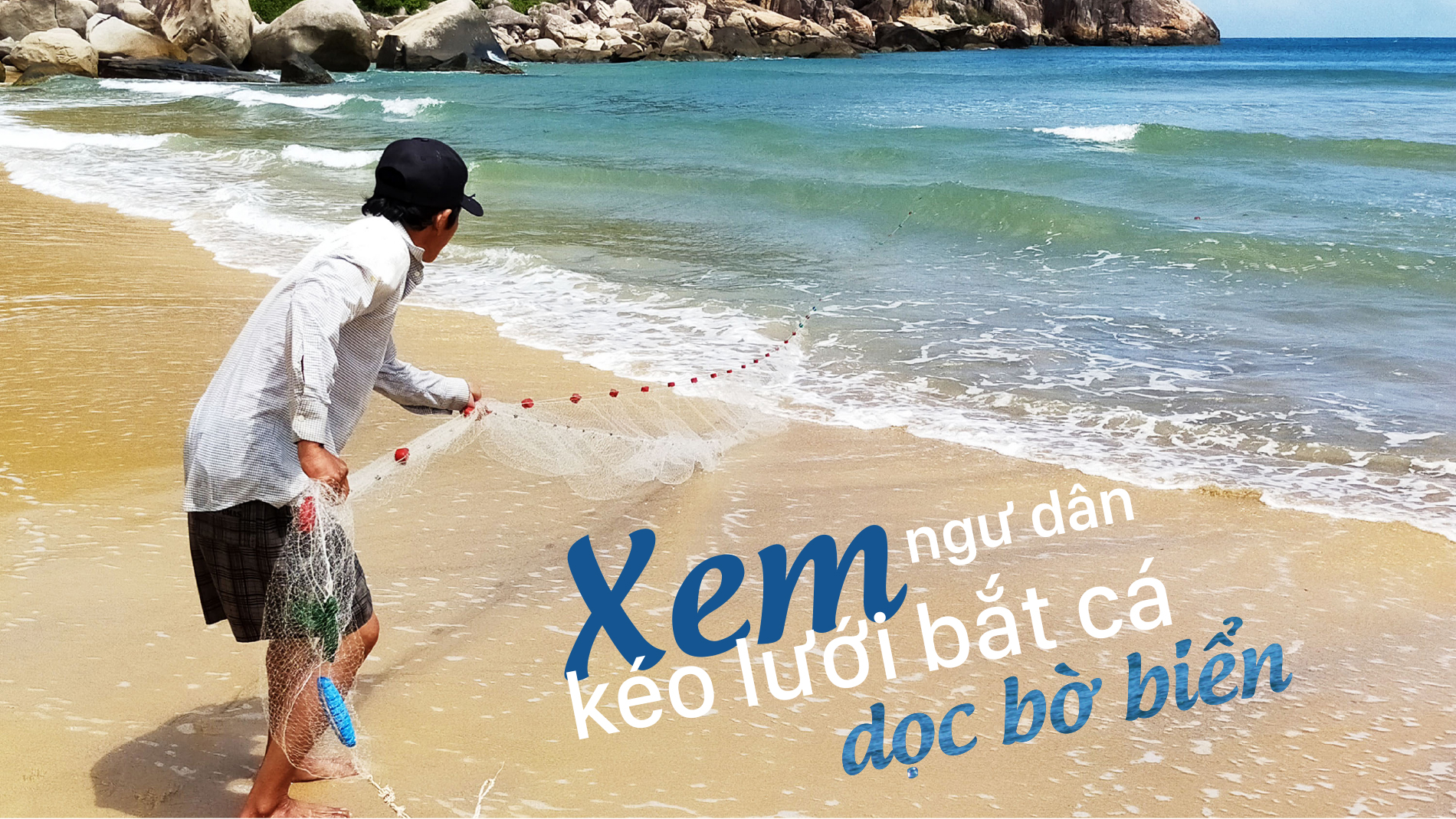 Xem ngư dân kéo lưới bắt cá dọc bờ biển