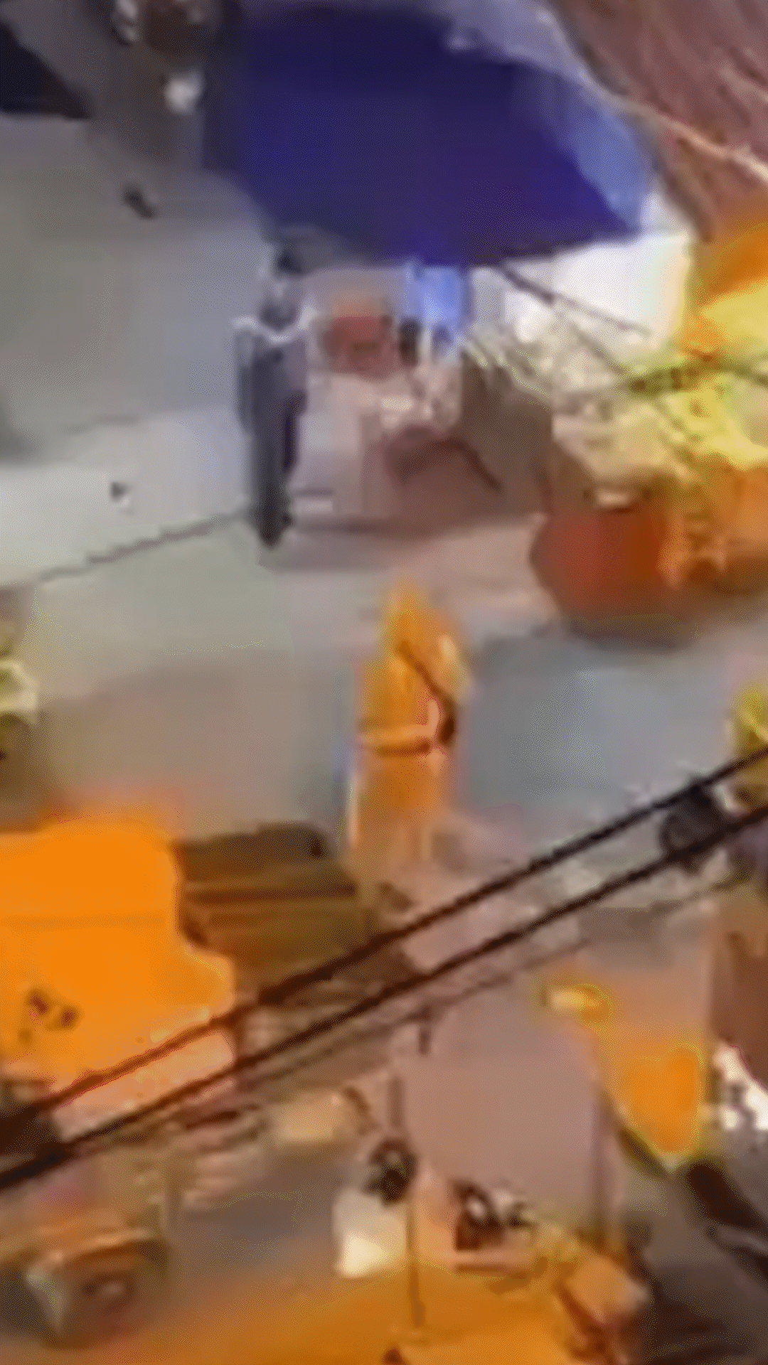 Dùng ghế nhựa tấn công CSGT để giúp anh trai tẩu thoát, hai anh em bị mời về trụ sở công an để làm việc.