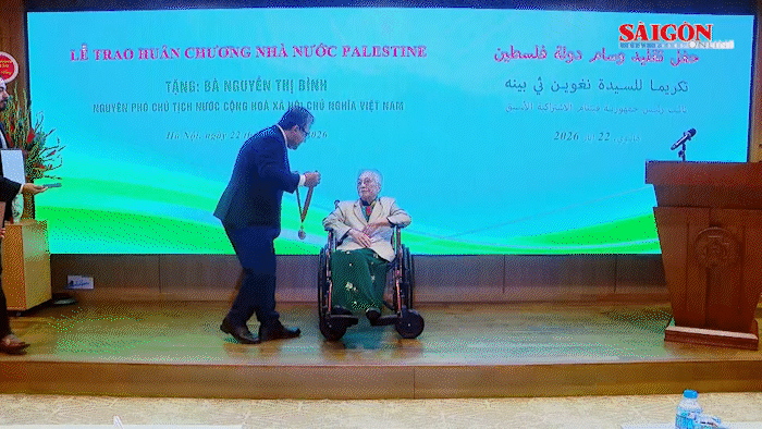 Nguyên Phó Chủ tịch nước Nguyễn Thị Bình nhận Huân chương “Ngôi sao công trạng” của Palestine