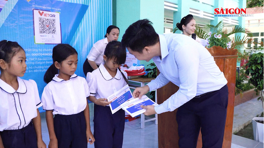 Báo Sài Gòn Giải Phóng mang “Áo ấm đến trường” cho học sinh vùng cao Lâm Đồng 