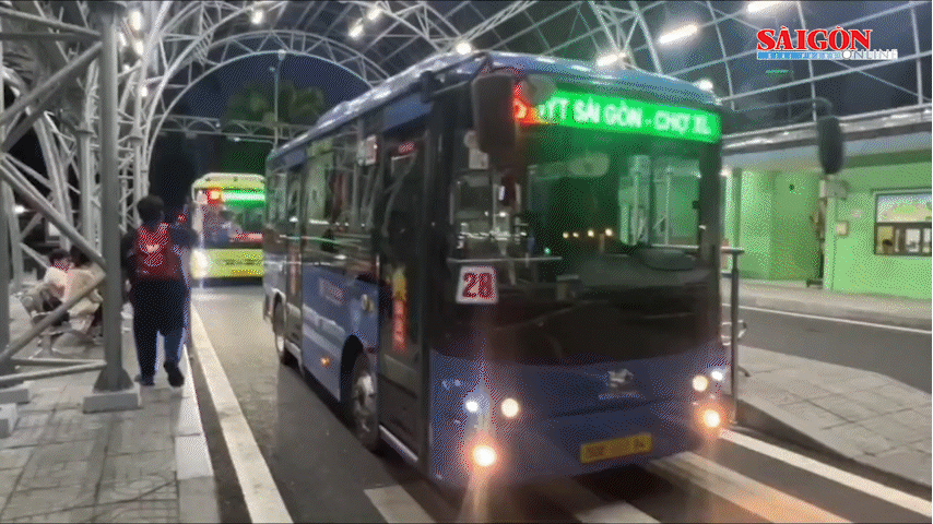 TPHCM: Người dân phấn khởi trong ngày đầu đi xe buýt miễn phí