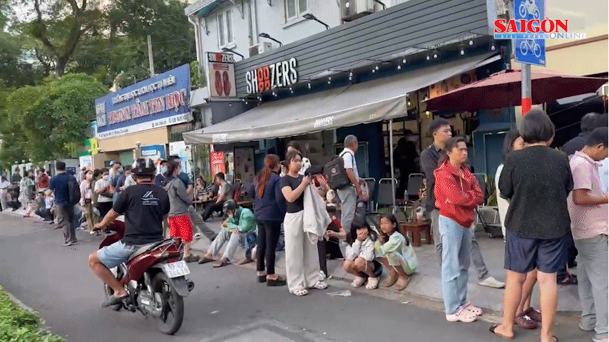 Phụ huynh bỏ làm, xếp hàng mua sách giáo khoa, có người đi 10 nhà sách 