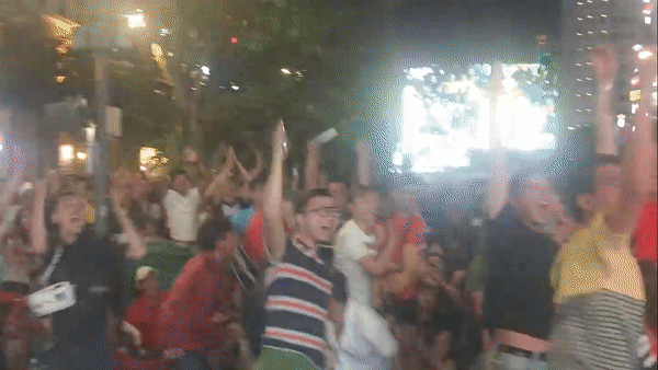 Khoảnh khắc vỡ òa mừng chiến thắng của CĐV Việt Nam tại phố đi bộ Nguyễn Huệ