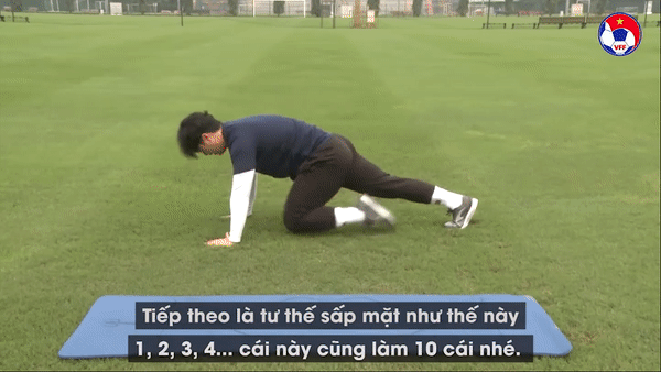 HLV Park Sung Gyun hướng dẫn các cầu thủ tập thể lực tại nhà