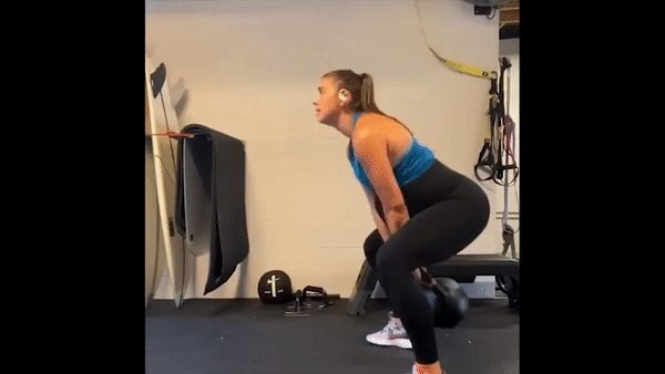 Ngôi sao bóng đá nữ Alex Morgan rèn thể lực khi đang mang thai tháng thứ 9 