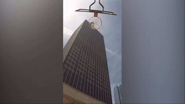 Cú ghi điểm khó tin của nhóm Dude Perfect từ tầng thượng