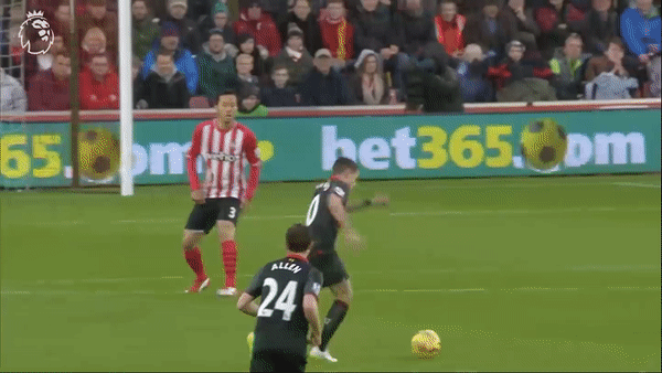 Những pha ghi bàn đẹp mắt chạm xà ngang tại Premier League - Phần 1