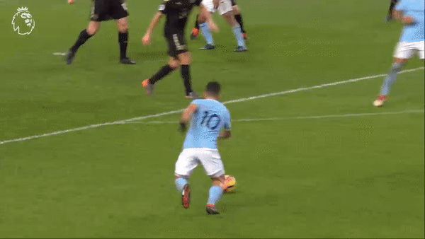 Những pha ghi bàn đẹp mắt chạm xà ngang tại Premier League - Phần 2