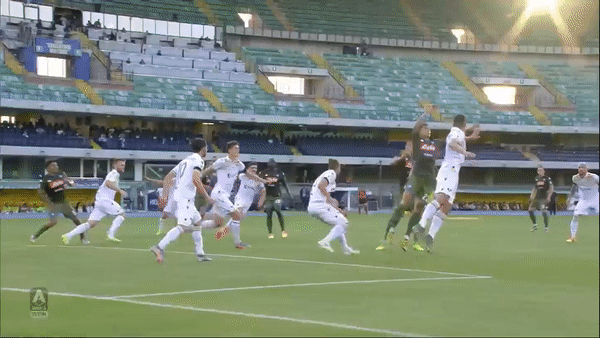 Verona - Napoli 0-2: Arkadiusz Milik mở màn, Hirving Lozano kịp lập công phút 90