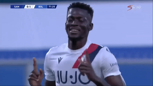 Sampdoria - Bologna 1-2: 3 phút định đoạt, Barrow mở bàn từ chấm 11m, Orsolini ấn định chiến thắng