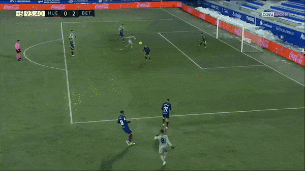 Huesca - Real Betis 0-2: Aissa Mandi khai bàn, Antonio Sanabria nhân đôi cách biệt, Paul Akouokou nhận thẻ đỏ