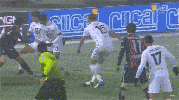 Bologna - Benevento 1-1: Nicola Sansone lập công chớp nhoáng khi khai trận 1 phút, Nicolas Viola đánh gót gỡ hòa chật vật