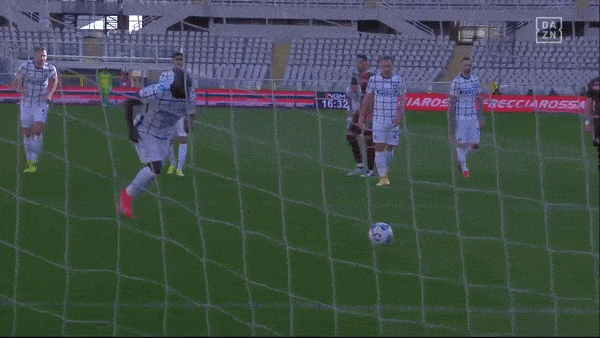 Torino - Inter Milan 1-2: Lukaku khai bàn từ chấm penalty, Sanabria gỡ hòa, Martinez tỏa sáng, HLV Antonio Conte giữ vững ngôi đầu Serie A