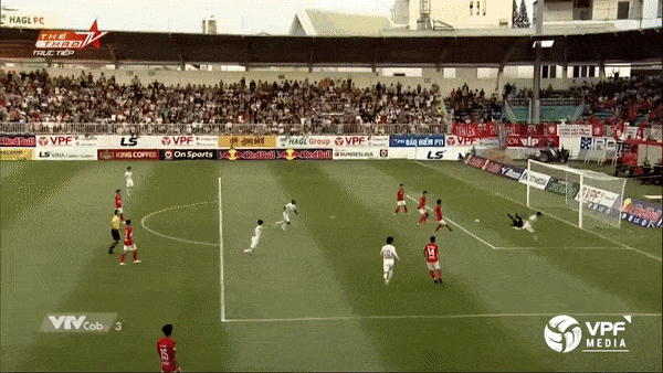 HAGL - TPHCM 3-0: Công Phượng, Văn Toàn tỏa sáng, Minh Vương đá penalty, Lee Nguyễn ngậm ngùi, HLV Kiatisak hạ Polking dẫn đầu V.League