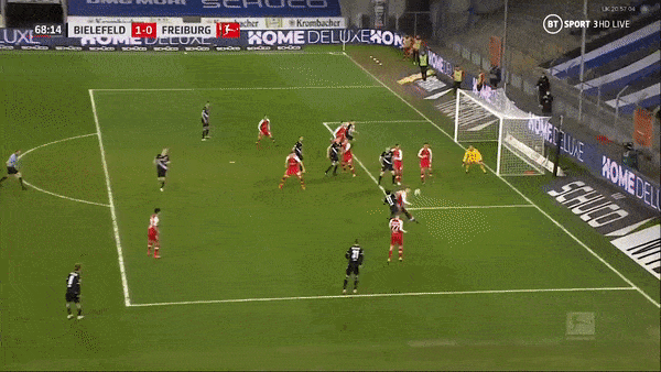 Arminia Bielefeld - Freiburg 1-0: Baptiste Santamaria phản lưới nhà, Joakim Nilsson lại sút hỏng penalty