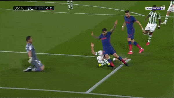 Real Betis - Atletico Madrid 1-1: Carrasco sớm khai bàn, Cristian Tello gỡ hòa, dù chia điểm HLV Diego Simeone vẫn xếp trên Real, Barca