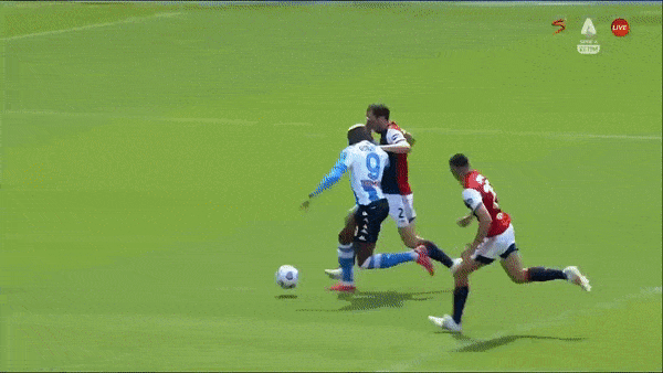 Napoli - Cagliari 1-1: Victor Osimhen đệm bóng cận thành mở bàn, Nahitan Nandez xuất sắc gỡ hòa phút bù giờ cuối cùng