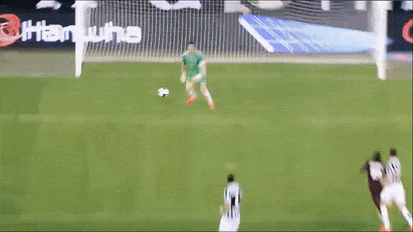 10 pha cứu thua của huyền thoại Gianluigi Buffon trong màu áo Juventus