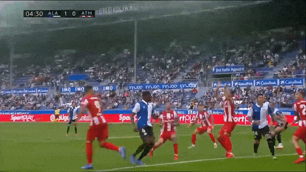 Alaves vs Atletico Madrid 1-0: Ruben Duarte đá phạt góc, Víctor Laguardia bật cao đánh đầu hạ HLV Diego Simeone