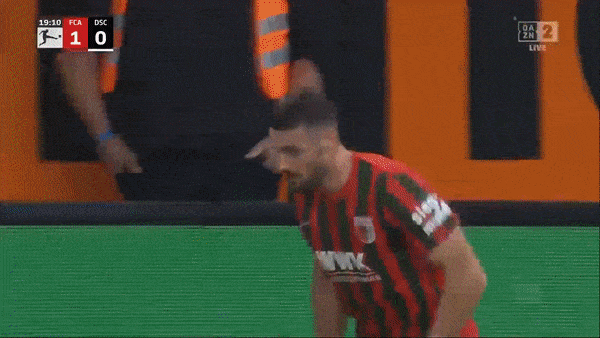 Augsburg vs Arminia Bielefeld 1-1: Reece Oxford đánh đầu đẹp mắt mở tỷ số, Barrett Laursen xuất sắc gỡ hòa giành 1 điểm