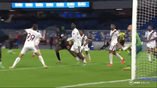 Napoli vs Torino 1-0: Lorenzo Insigne hỏng penalty, VAR từ chối bàn thắng của Giovanni Lorenzo, Victor Osimhen kịp tỏa sáng