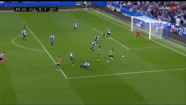 Alaves vs Real Betis 0-1: Joaquin nỗ lực căng ngang, Borja Iglesias kịp ghi bàn phút 89, HLV Pellegrini giành 3 điểm