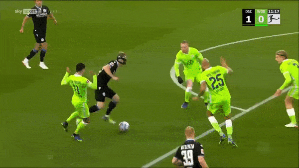 Arminia Bielefeld vs Wolfsburg 2-2: Okugawa Masaya mở tỷ số, Fabian Klos nhân đôi cách biệt từ chấm penalty, Wout Weghorst, Lukas Nmecha ngược dòng chia điểm