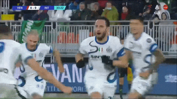 Venezia vs Inter Milan 0-2: Hakan Calhanoglu lập công, Lautaro Martinez chốt hạ chiến thắng trên chấm penalty, Inter bám đuổi AC Milan, Napoli