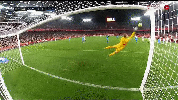 Sevilla vs Atletico Madrid 2-1: Ivan Rakitic tung cú sút xa siêu phẩm, Felipe Monteiro gỡ hòa nhưng Lucas Ocampos gieo sầu cho HLV Diego Simeone