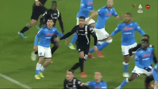 Napoli vs Spezia 0-1: Juan Jesus nỗ lực phá bóng nhưng bất ngờ phản lưới nhà, Napoli thất bại cay đắng