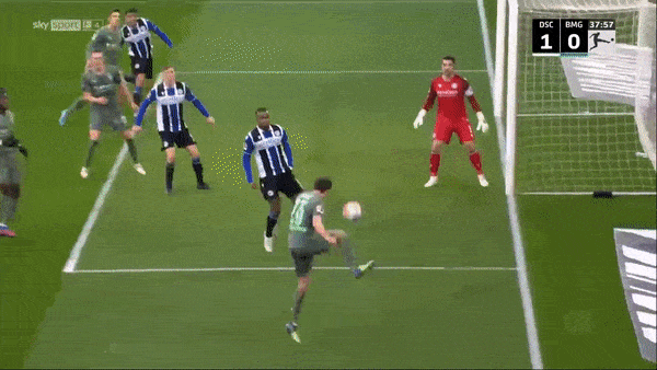 Arminia Bielefeld vs M'gladbach 1-1: Janni Luca Serra mở tỷ số, Alassane Plea buộc chủ nhà chia điểm