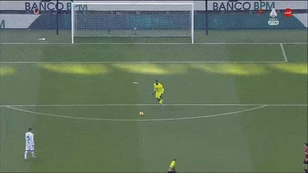 AC Milan vs Sampdoria 1-0: Thủ thành Mike Maignan chói sáng, Rafael Leao ghi bàn duy nhất, AC Milan tạm dẫn đầu Serie A