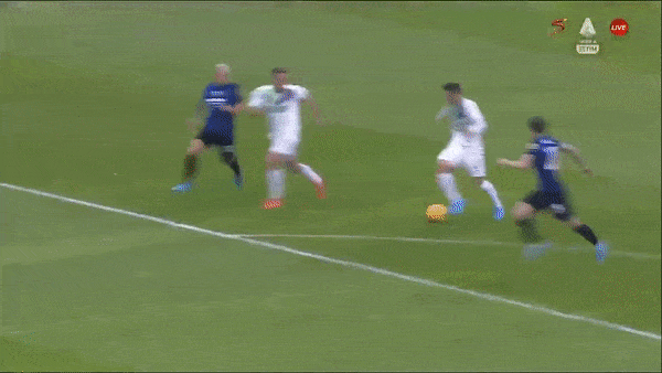 Inter Milan vs Sassuolo 0-2: Raspadori xuất thần thủng lưới Handanovic, Scamacca chốt hạ chiến thắng bất ngờ, Inter bị AC Milan soán ngôi đầu Serie A