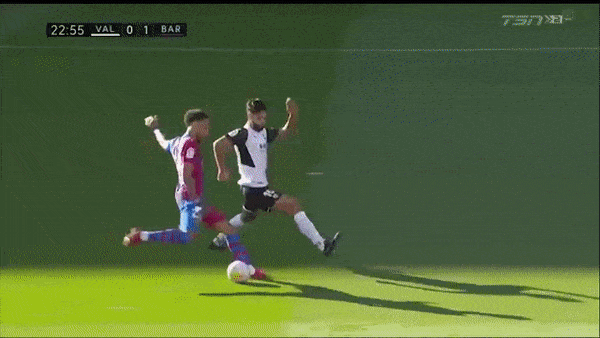 Valencia vs Barcelona 1-4: Sao Aubameyang tỏa sáng cú hattrick, Frenkie de Jong góp công chiến thắng, Carlos Soler chỉ có bàn thắng danh dự