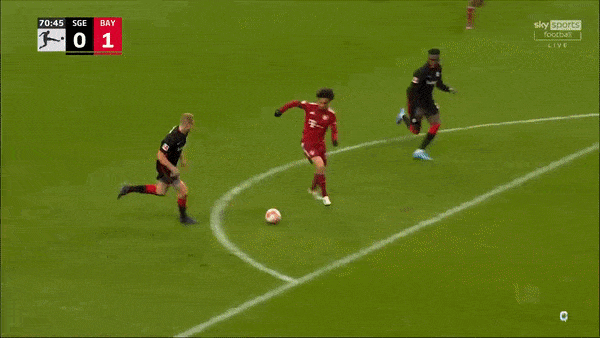 Eintracht Frankfurt vs Bayern Munich 0-1: Lewandowski bỏ lỡ cơ hội, Leroy Sane tỉa bóng đẹp mắt, Bayern củng cố ngôi đầu Bundesliga