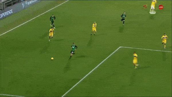 Sassuolo vs Fiorentina 2-1: Hamed Traore mở bàn, Giacomo Bonaventura nhận thẻ đỏ, Arthur Cabral gỡ hòa nhưng Gregoire Defrel đánh đầu giành 3 điểm