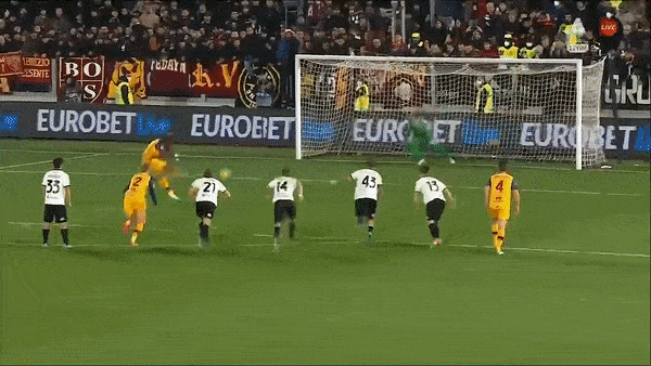 Spezia vs AS Roma 0-1: Kelvin Amian nhận thẻ đỏ, Tammy Abraham kịp ghi bàn trên chấm penalty, HLV Mourinho thắng suýt sao