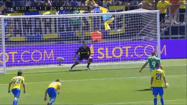 Cadiz vs Real Betis 1-2: Ivan Alejo dứt điểm cận thành mở tỷ số, Cristian Tello gỡ hòa, Borja Iglesias ấn định chiến thắng trên chấm penalty 