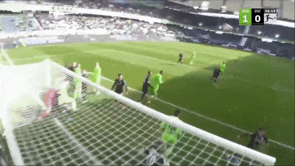 Wolfsburg vs Arminia Bielefeld 4-0: Lukas Nmecha xuất sắc lập cú đúp, Maximilian Arnold, Max Kruse lần lượt góp công chiến thắng đậm 