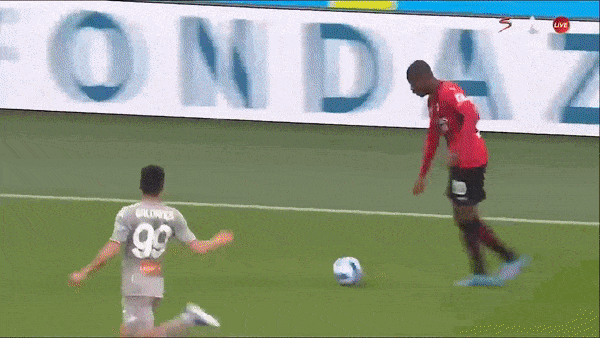 AC Milan vs Genoa 2-0: Rafael Leao khai bàn, VAR công nhận bàn thắng của Junior Messias, Milan thắng dễ, tạm dẫn đầu Serie A