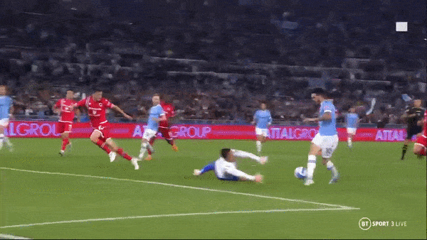 Lazio vs Sampdoria 2-0: Luis Alberto kiến tạo, Patric mở bàn, Manuel Lazzari kiến tạo, lần nữa Luis Alberto chốt hạ chiến thắng cho HLV Maurizio Sarri