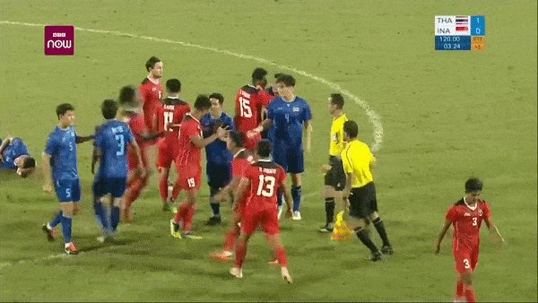 Trọng tài người UAE Yahya Ali Al Mulla “tặng” 1 thẻ đỏ cho William, 3 thẻ đỏ cho Irianto, Ricky, Firza