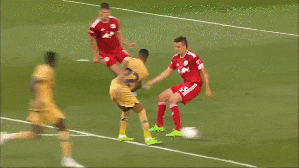 Giao hữu, New York Red Bull vs Barcelona 0-2: Tân binh Lewandowski mờ nhạt, Dembele, Depay tỏa sáng, Daniel Edelman nhận thẻ đỏ 