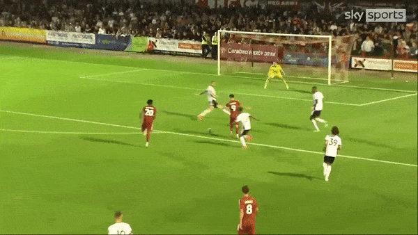 Crawley vs Fulham 2-0: Tom Nichols tỏa sáng mở tỷ số, James Balagizi sút xa chốt hạ chiến thắng